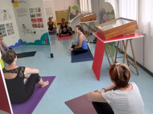 La Maestra Eugenia e le sue allieve con l'ultima lezione di Yoga ... in mostra!